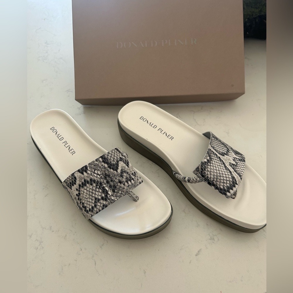 Donald J Pliner Flip Flops